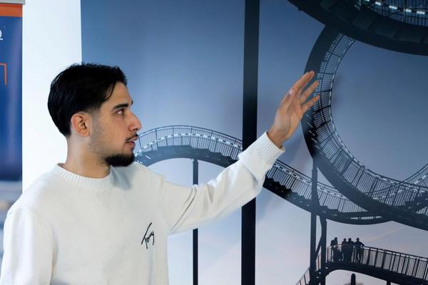 Demir der etwas zu dem Kustwerk Tiger & Turtle - Magic Mountain erklärt