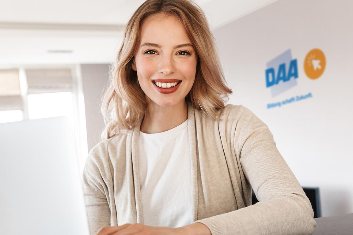 Frau arbeitet online am Laptop