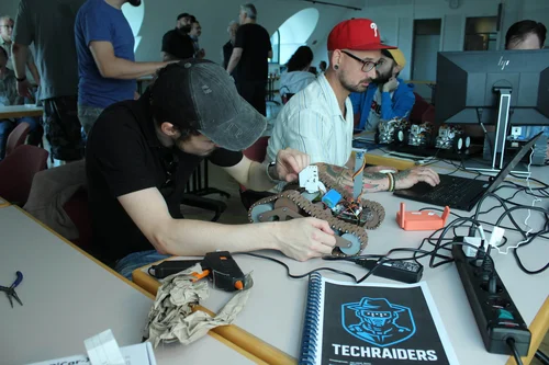 Umschülerinnen die an ihrem Auto basteln