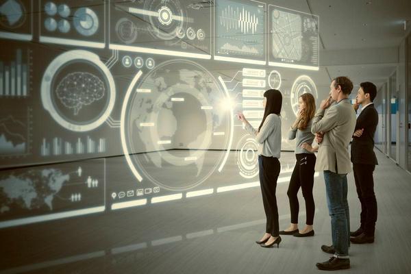 Mitarbeiter*innen vor einer virtuellen Kulisse