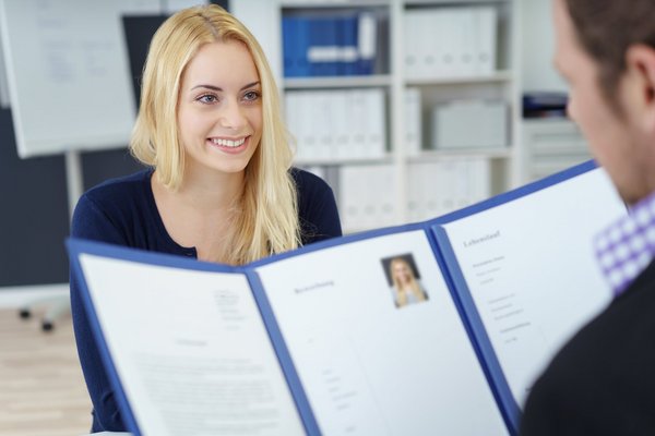 Bewerbungsgespräch zwischen Personaler und Bewerberin