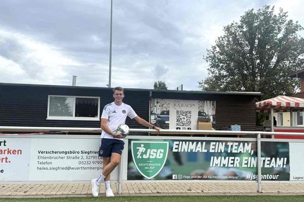 Pascal Martin steht auf dem Platz seines Heimatvereins
