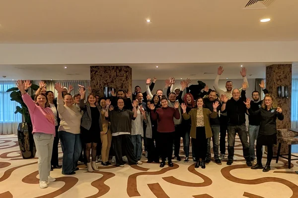 Absolvent*innen und Dozent*innen feiern